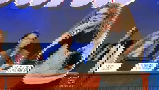 Amici 13, Maria De Filippi contro Grazia Di Michele difende Deborah: “Parlare di fisicità in TV va fatto con una certa cautela” preview