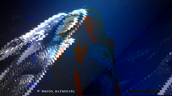 Emma Marrone canta live con Laura Pausini al Forum di Assago: un duetto carico di emozioni da vivere – VIDEO preview