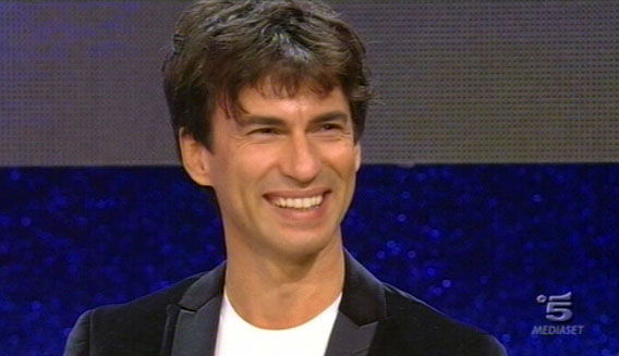 Amici 13: Kledi Kadiu, innamorato e sereno grazie a Maria De Filippi preview