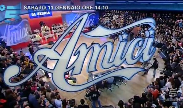 Amici 13, puntata di sabato 11 gennaio in diretta: nuove maglie nere ed eliminazioni; telespettatori prof per un giorno article-post