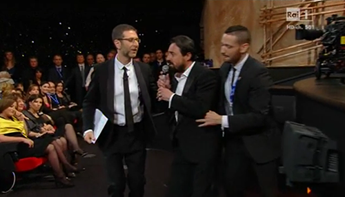 Sanremo 2014, il flash mob all’Ariston che ricorda il tentato suicidio dei due operai – FOTO article-post
