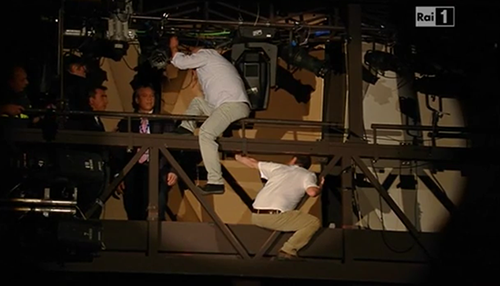Sanremo 2014, due operai minacciano il suicidio in diretta tv: panico all’Ariston – VIDEO preview