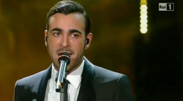 Sanremo 2014, Marco Mengoni sul palco nella serata di venerdì: omaggio a Tenco? Fabio Fazio vago article-post