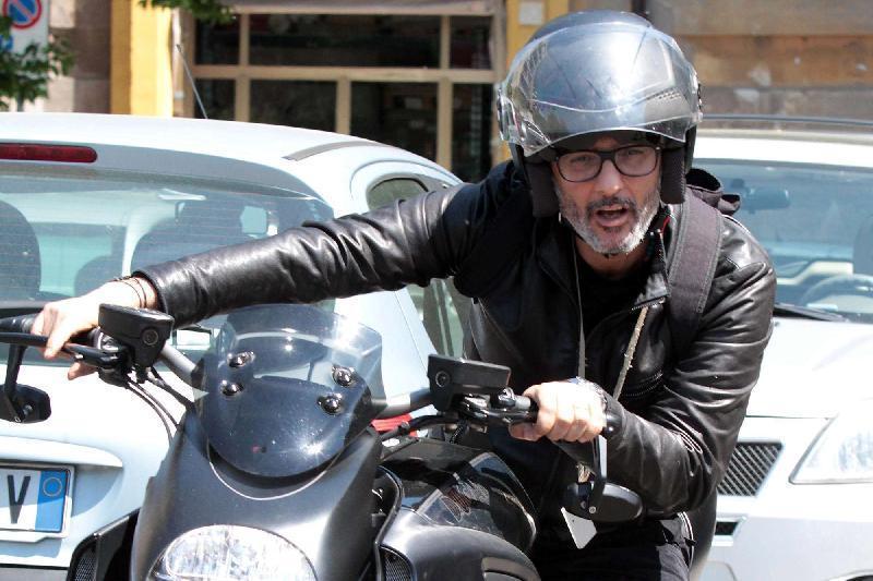 Fiorello, in ospedale in codice rosso dopo incidente: grave ma non in pericolo di vita preview