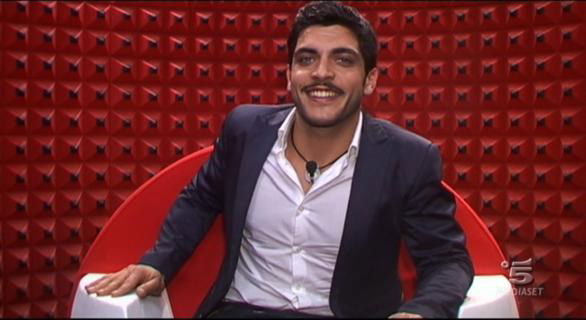 Grande Fratello 12, Vito Mancini smentisce su Facebook il tentato suicidio: “Crisi di panico” preview