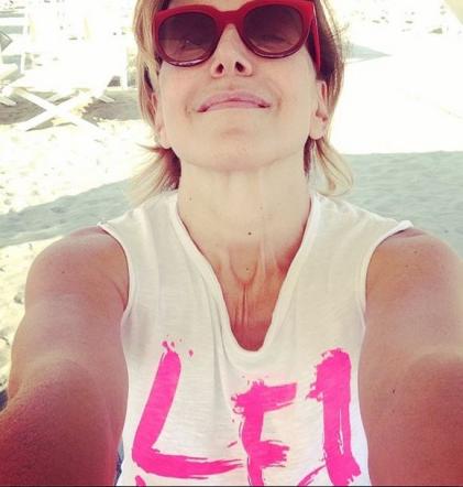 Barbara d’Urso inarrestabile: B Magazine, t-shirt Carmelita Smack, sesto libro e poi Pomeriggio Cinque e prima serata article-post