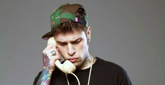 X Factor 8, il 23 ottobre primo live show: Fedez, l’auricolare e l’autore in collegamento… verità o no? article-post