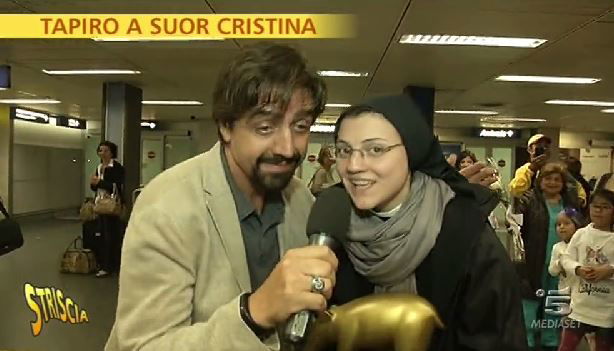 Striscia la Notizia: Tapiro d’Oro a Suor Cristina per Like a Virgin di Madonna, proventi e Sanremo 2015 preview