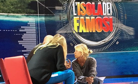 Isola dei Famosi 2015, Alessia Marcuzzi: ‘Le condizioni meteo erano brutte non si poteva fare in altro modo’ article-post