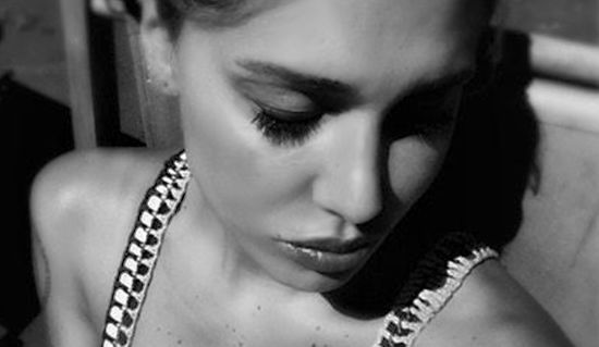 Belen Rodriguez e il suo ‘addio particolare’ a Pino Daniele: sul web infuria già la polemica preview