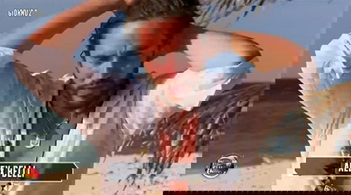 Isola dei Famosi 2015: Alex Belli cura Fanny Neguesha, la moglie paparazzata con un suo sosia – FOTO preview