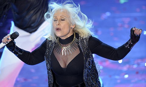 Raffaella Carrà e le critiche a Forte forte forte citando Wilde: ‘Bisogna perdonare i nemici, niente li infastidisce di più’ preview