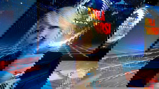 Isola dei Famosi 2015, Alessia Marcuzzi e il Bacio di Giuda: ‘Sospettosi sempre pronti ad attaccare e puntare il dito!’ preview