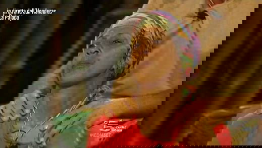 Isola dei Famosi 2015: Rachida e la transfobia latente, la figlia le chiede di non perdere la dignità… ma davvero? preview