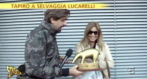 Selvaggia Lucarelli e il Tapiro d’Oro di Striscia la Notizia per l’auto smarrita e poi ritrovata – VIDEO article-post