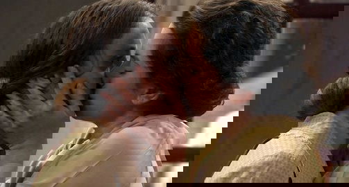 Il Segreto, anticipazioni: Luisa bacia Quintina, l’amore saffico a Puente Viejo – VIDEO preview