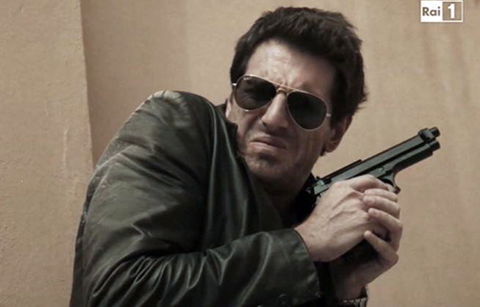 L’Ispettore Coliandro: Giancarlo Magalli sotto la doccia canta Donatella Rettore, cade e… – VIDEO preview