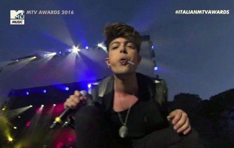 The Kolors shock: Stash sputa alla telecamera, non ritira il premio di MTV e “aggredisce” Francesco Mandelli, VIDEO preview