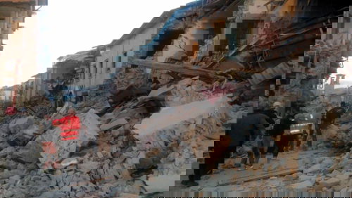 Terremoto Centro Italia: variazioni palinsesto Mediaset, edizioni straordinarie TG e speciale “Dalla vostra parte” article-post
