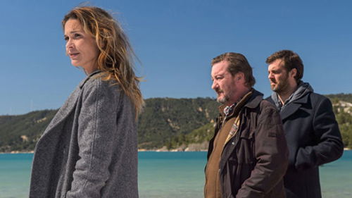 I delitti del lago, anticipazioni: stasera la prima puntata della nuova miniserie di Canale 5, la trama e info replica streaming preview