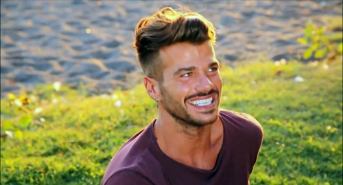 Uomini e Donne, anticipazioni trono classico: Claudio Sona è fidanzato? “Ambizioso e arrivista” article-post
