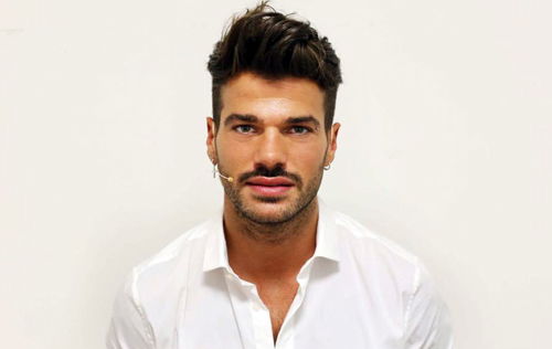 Uomini e Donne, Trono Classico: Claudio Sona si racconta tra coming out e normalità “L’amore non deve turbare nessuno” preview