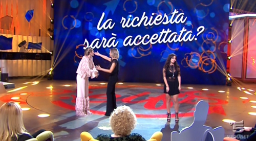 Selfie – Le cose cambiano: crollano gli ascolti, a rischio chiusura? Ecco la lite tra Alessia Macari e Paola Caruso, VIDEO article-post