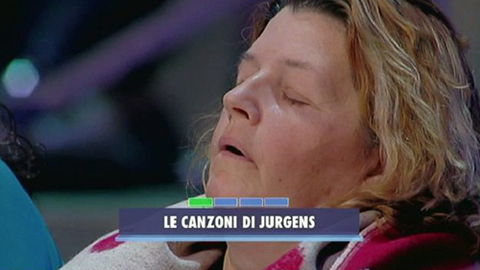 Avanti un altro, signora si addormenta in trasmissione: ecco come la sveglia Paolo Bonolis – VIDEO preview