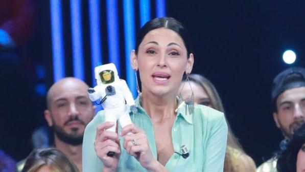 Anna Tatangelo, gossip news: la cantante risponde alle accuse, troppo botulino? preview