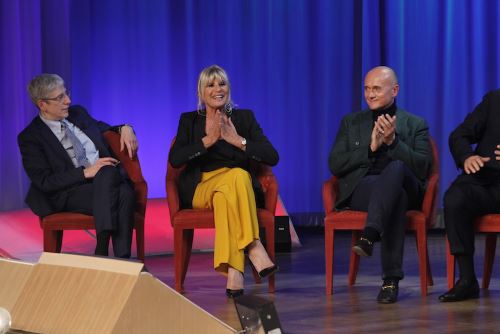 Maurizio Costanzo Show, anticipazioni 4 maggio: Gemma Galgani, Raz Degan, Gerry Scotti tra gli ospiti, info streaming preview