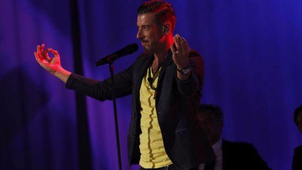 Maurizio Costanzo Show, anticipazioni ultima puntata 25 maggio: Francesco Gabbani e Renzi tra gli ospiti, info streaming preview