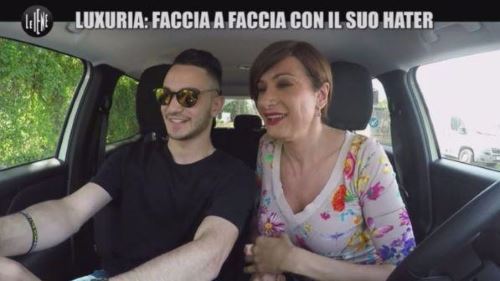 Vladimir Luxuria, faccia a faccia con un suo hater: “Si odia quello che non si conosce” preview