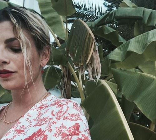 Emma Marrone scalda i social e la “finta” Belen Rodriguez la commenta article-post
