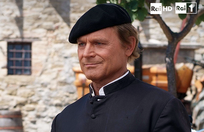 Don Matteo 11, anticipazioni: le novità del cast, Carlo Conti nella fiction con Terence Hill article-post