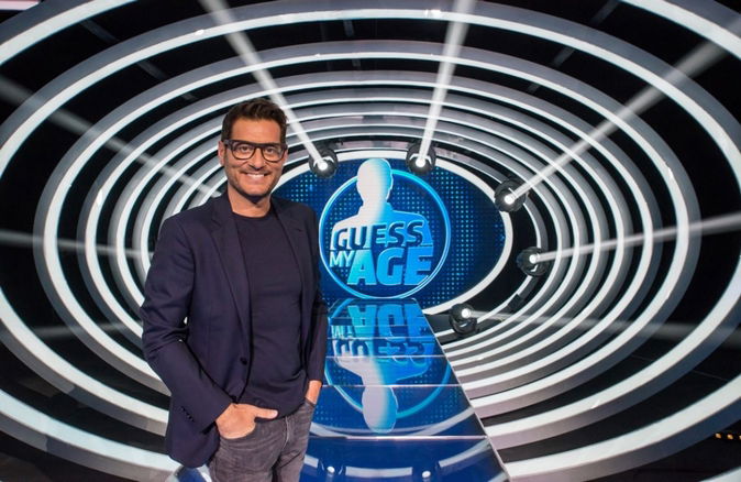 Guess my age, Indovina l’età anticipazioni: parte oggi su TV8 il nuovo programma di Enrico Papi preview