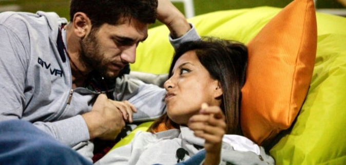 Grande Fratello Vip, News: Carla e Jeremias, coccole e carezze per i due sempre più vicini preview