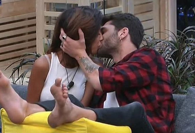 Grande Fratello Vip 2, News: primo bacio tra Jeremias Rodriguez e Carla Cruz, intensa anche in Stazione preview