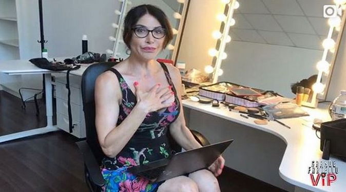 Grande Fratello Vip, Carmen Di Pietro si presenta a suo modo: il video della nuova “poesia” è già virale preview