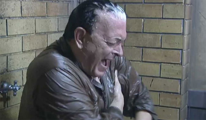 Grande Fratello Vip 2, News: Cristiano Malgioglio fa la doccia vestito, l’ilarità dei concorrenti preview