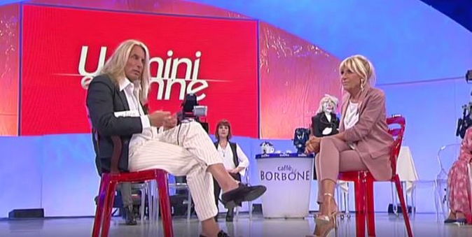 Uomini e Donne, trono over: Gemma e Marco si sono lasciati, Tina sbotta “Lei non vuole lasciare!” preview