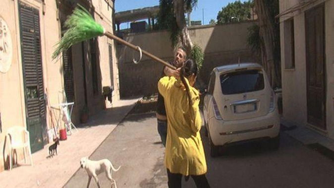 Striscia la Notizia, Stefania Petyx aggredita a Palermo con bastoni e secchi d’acqua, paura per l’inviata article-post