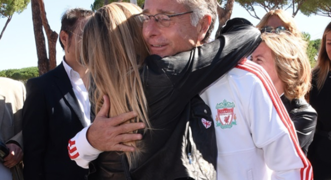 Gossip News, Laura Freddi ritrova Paolo Bonolis: pancione in vista e abbracci affettuosi preview