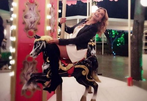 Barbara d’Urso: “La mia testa è gay, il mio corpo etero. Attenzione, condurrò Sanremo!” preview