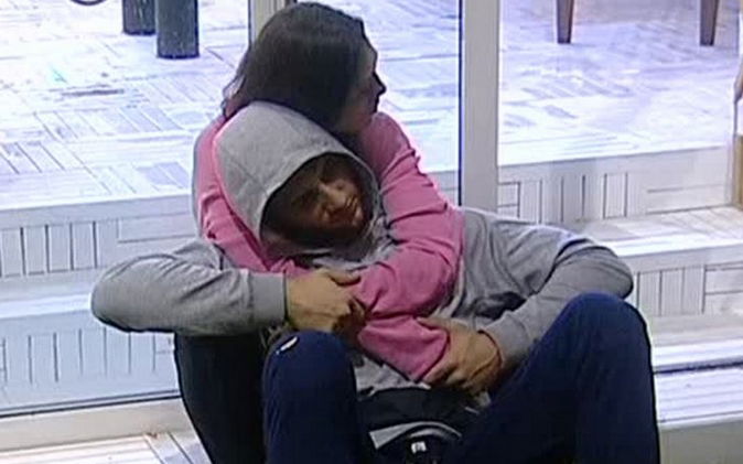 Grande Fratello Vip, Jeremias Rodriguez litiga con la Izzo e le urla “Vecchia”: Luca cerca di farlo ragionare preview