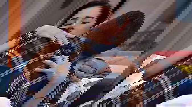 Grande Fratello Vip, Aida e Jeremias si sono baciati? Approccio dietro le tende del confessionale preview