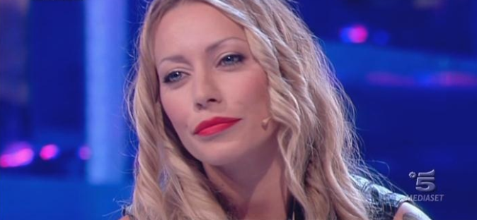 Karina Cascella contro Cecilia e Ignazio, replica a Belen Rodriguez: “Non mi faccio mettere i piedi in testa da lei” preview