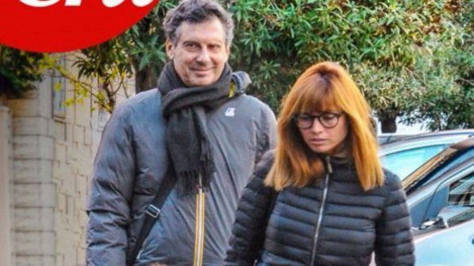 Gossip news, Fabrizio Frizzi torna a sorridere dopo l’ischemia: prima foto insieme alla moglie e alla figlia preview