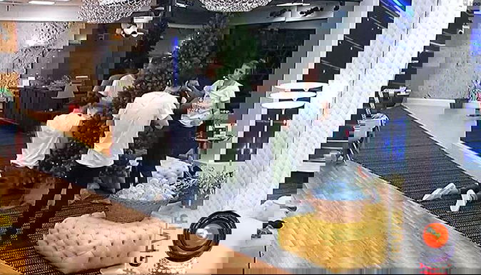 Grande Fratello Vip 2, arriva il Natale nella Casa: Raffaello Tonon ricorda la vittoria de La Fattoria preview