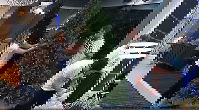 Grande Fratello Vip 2, Giulia De Lellis è stanca: arriva il Natale nella Casa, i gieffini addobbano l’albero preview