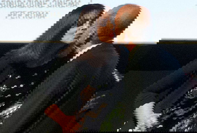 Monica Bellucci difende Giuseppe Tornatore dalle accuse di Miriana Trevisan, il bacio sul palco preview